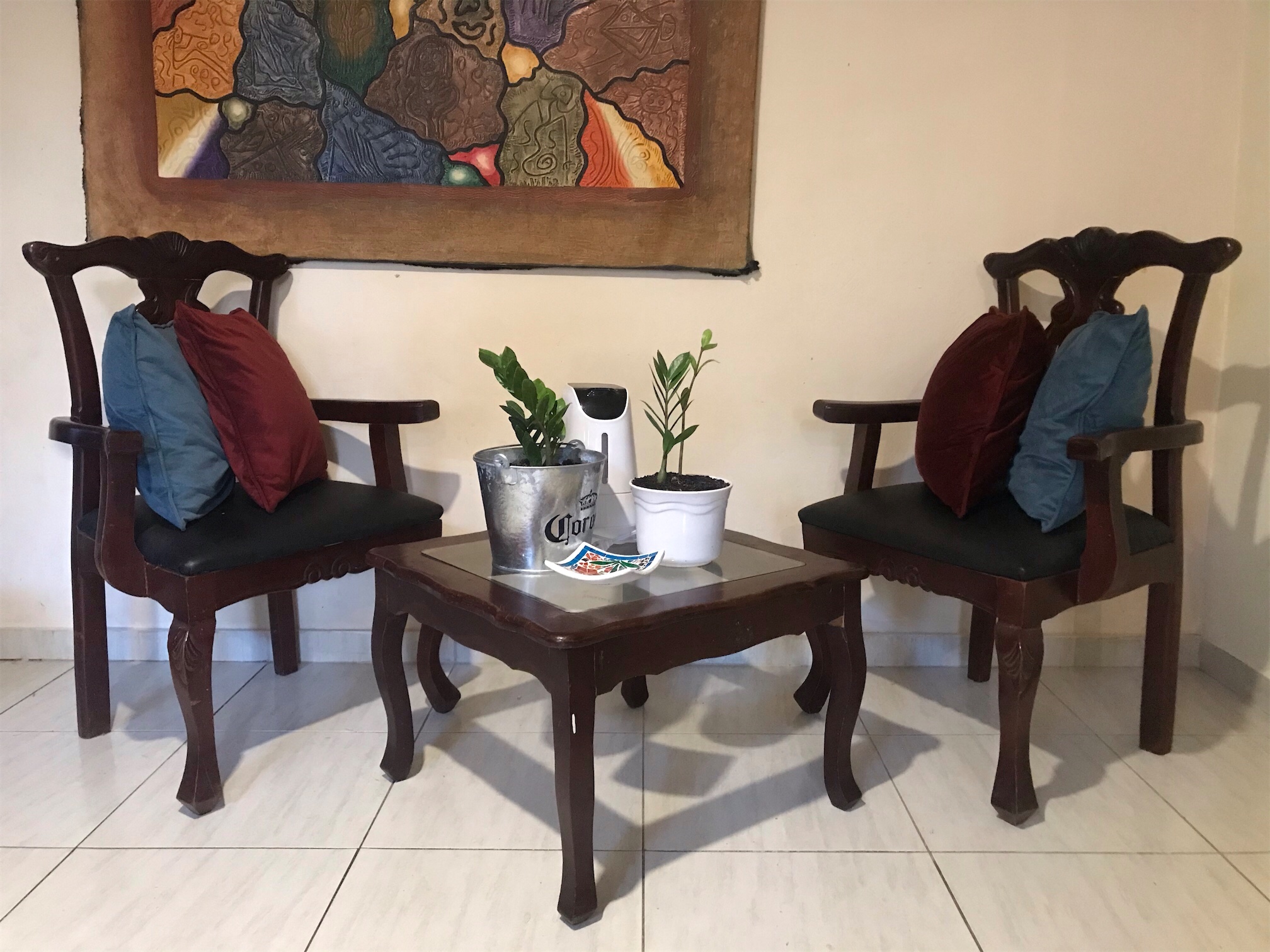 muebles y colchones - Butacas y mesa de caoba.