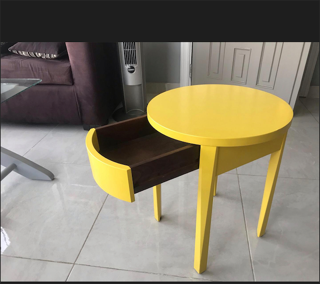 decoración y accesorios - Moderna, elegante y funcional mesa en madera color amarillo con un acabado 2