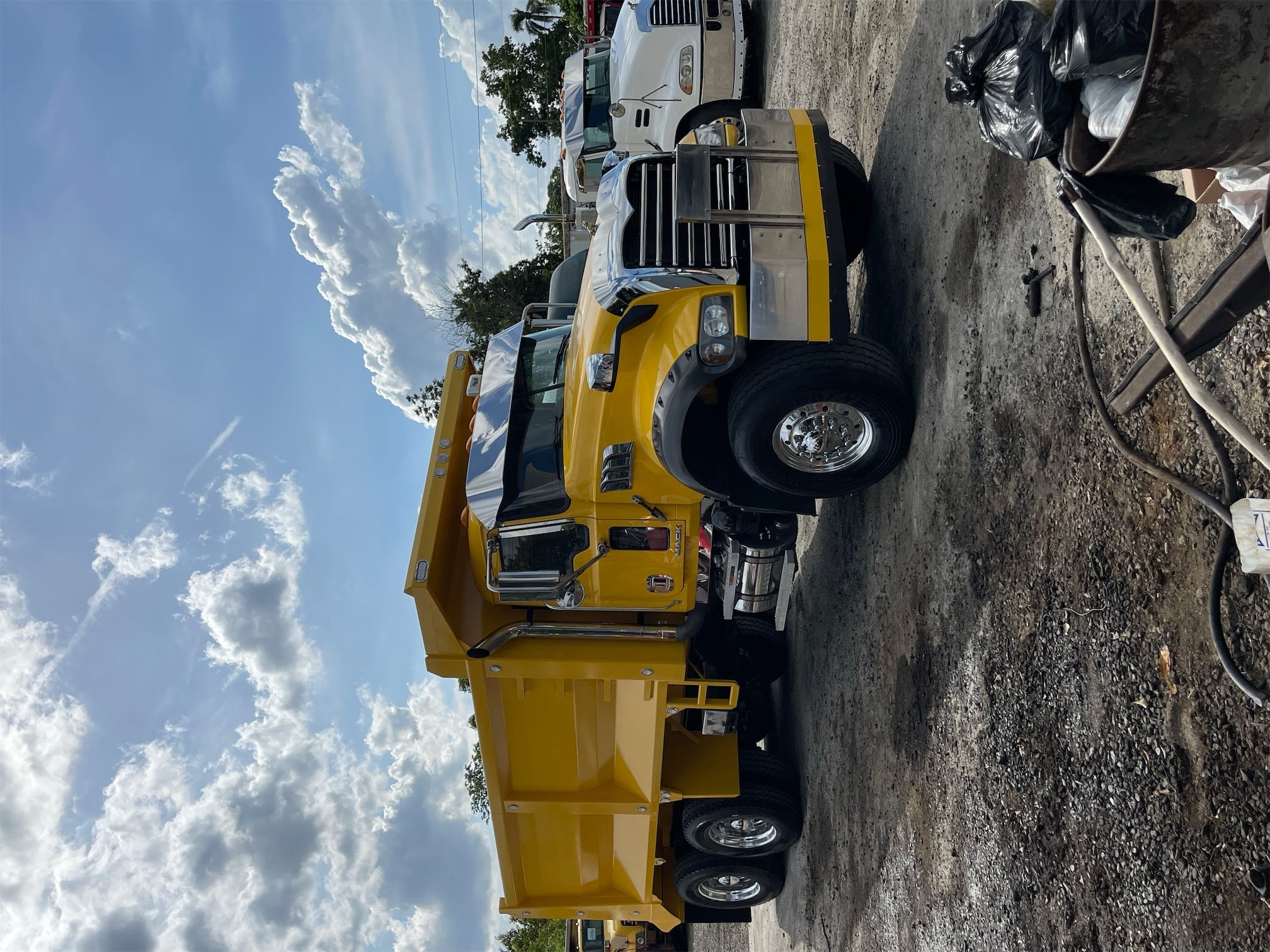 camiones y vehiculos pesados - MACK GRANITE VOLTEO  1
