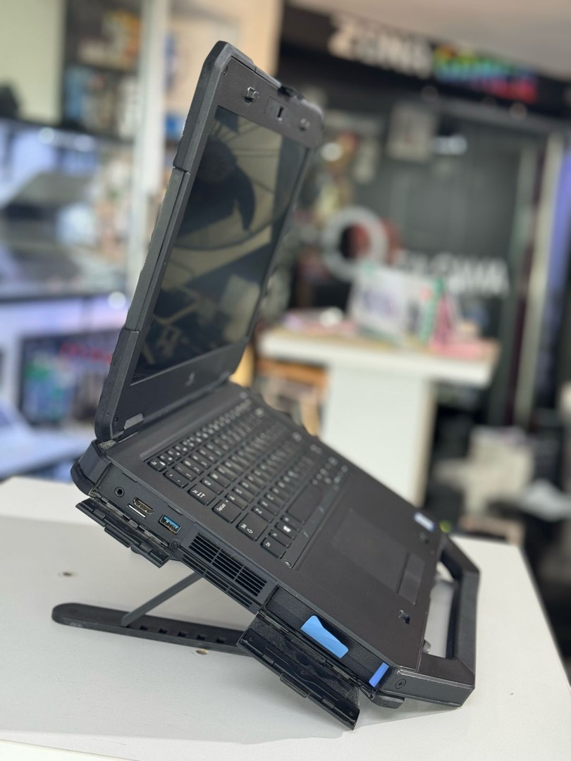 computadoras y laptops - laptop anti golpe i7 240ssd expandible y 8gb Ram  2