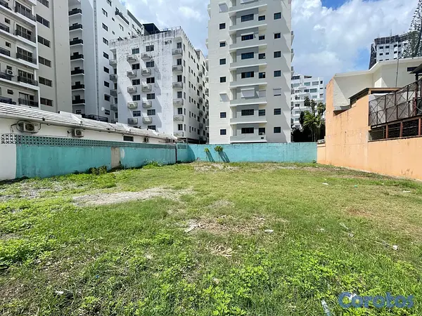 solares y terrenos - Solar comercial en Naco  2