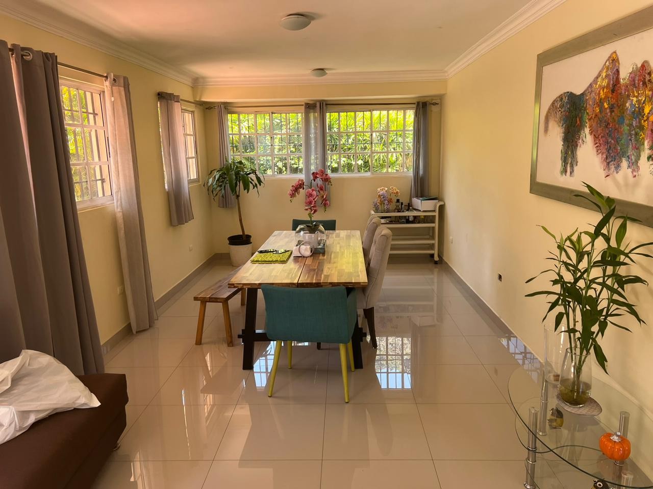 casas - Vendo/alquilo tremenda casa en ARROYO HONDO, DN.
432 mts2
5 habitaciones 
5.5 ba 1