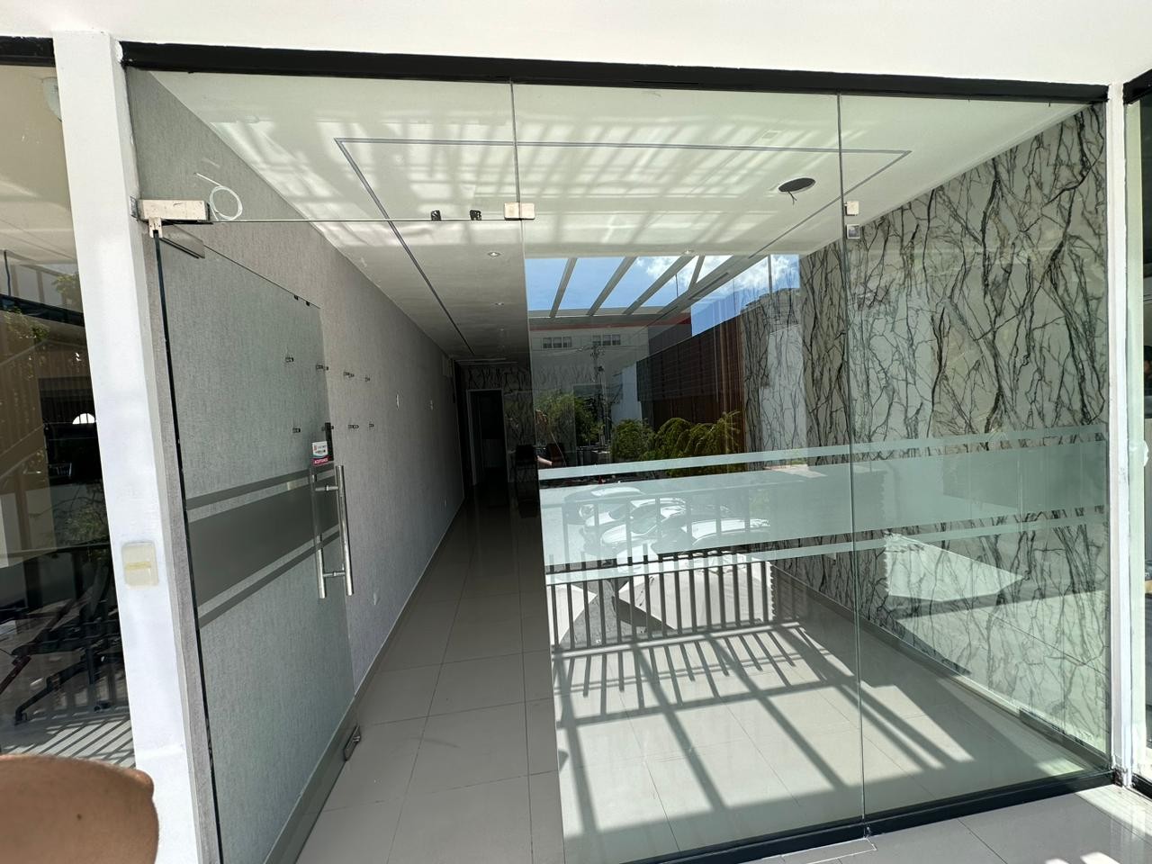 oficinas y locales comerciales - RENTO LOCAL EN PIANTINI 
NO SE ACEPTA SALONES DE BELLEZA 5