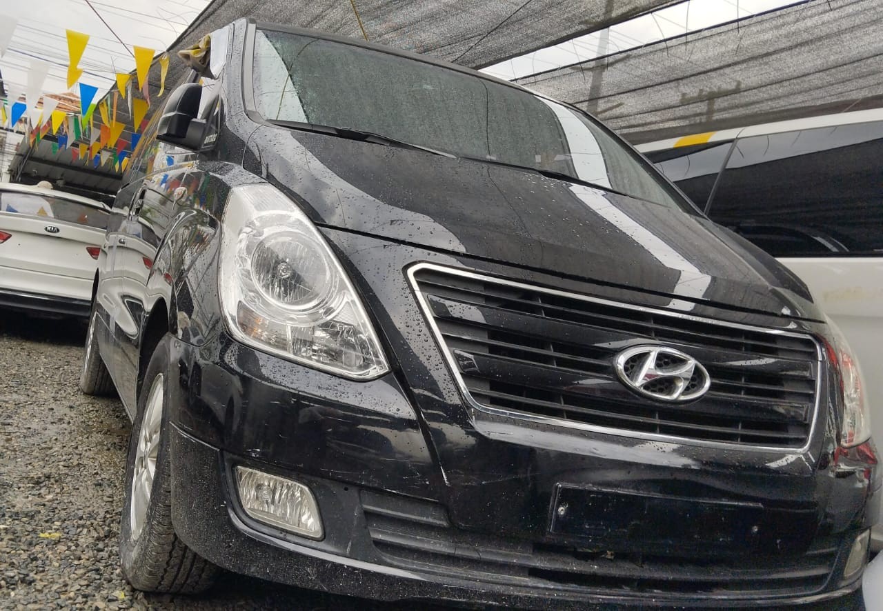 jeepetas y camionetas - HYUNDAI GRAND STAREX 2017 NEGRA