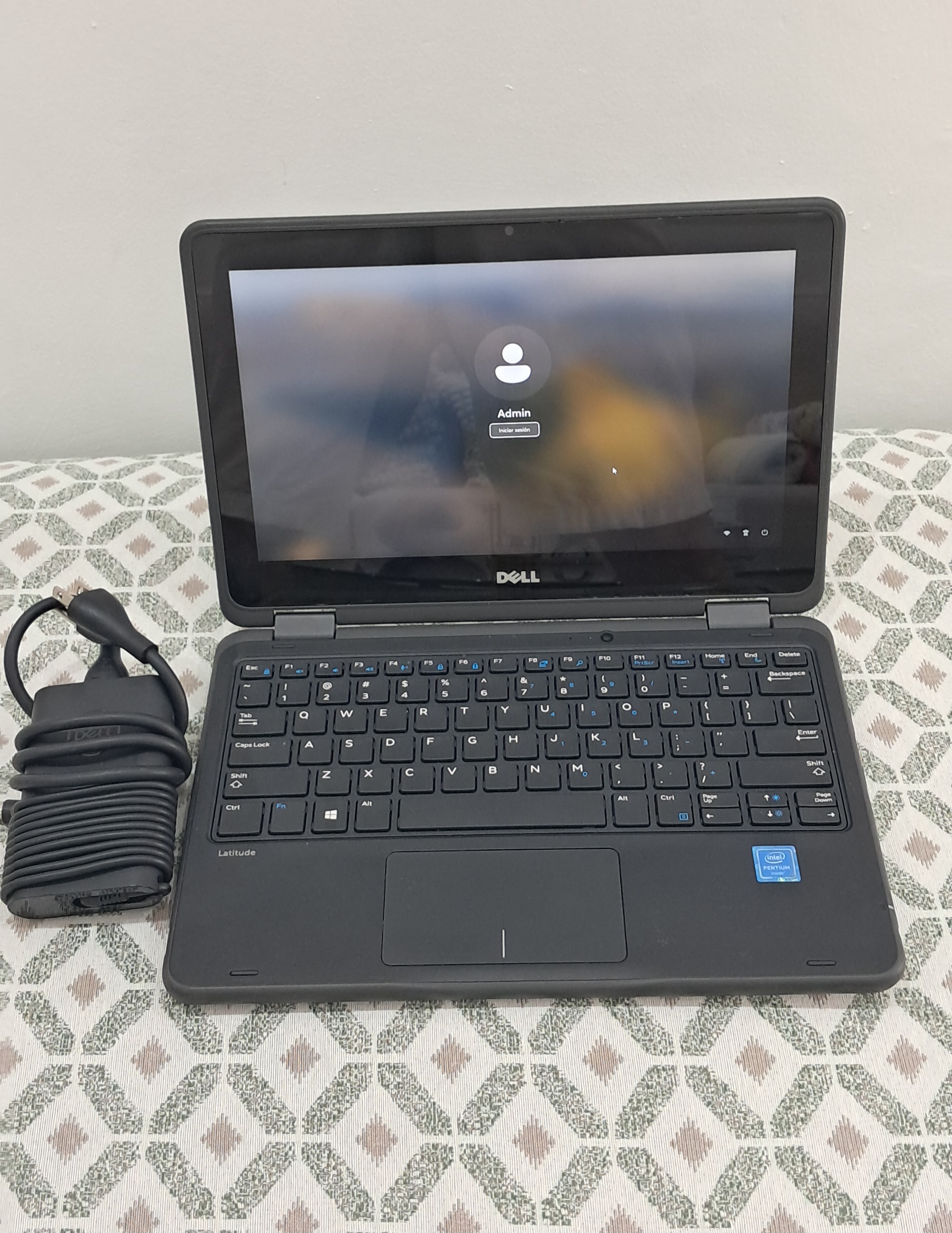 computadoras y laptops - Laptop Dell Touch Pentium 8GB 128GB M2 SSD 2