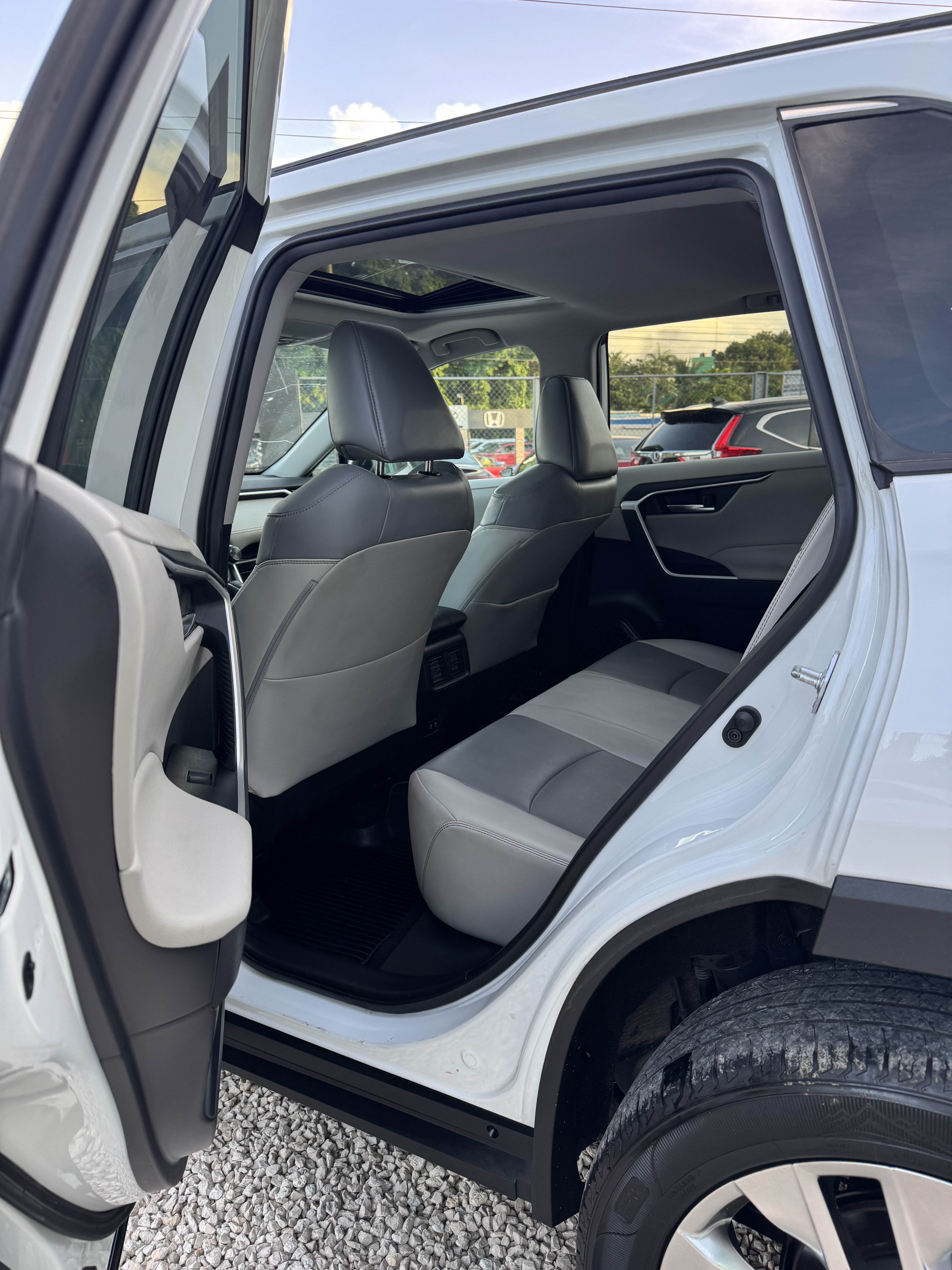 jeepetas y camionetas - Toyota RAV4 XLE Premium 2020 - Financiamiento D 7