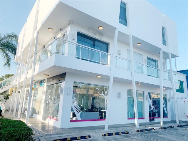 oficinas y locales comerciales - Local céntrico en Evaristo morales . 3