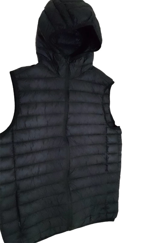 ropa para hombre - Vendo chaleco negro impermeable para hombre. Size XL. $1,500 pesos 4
