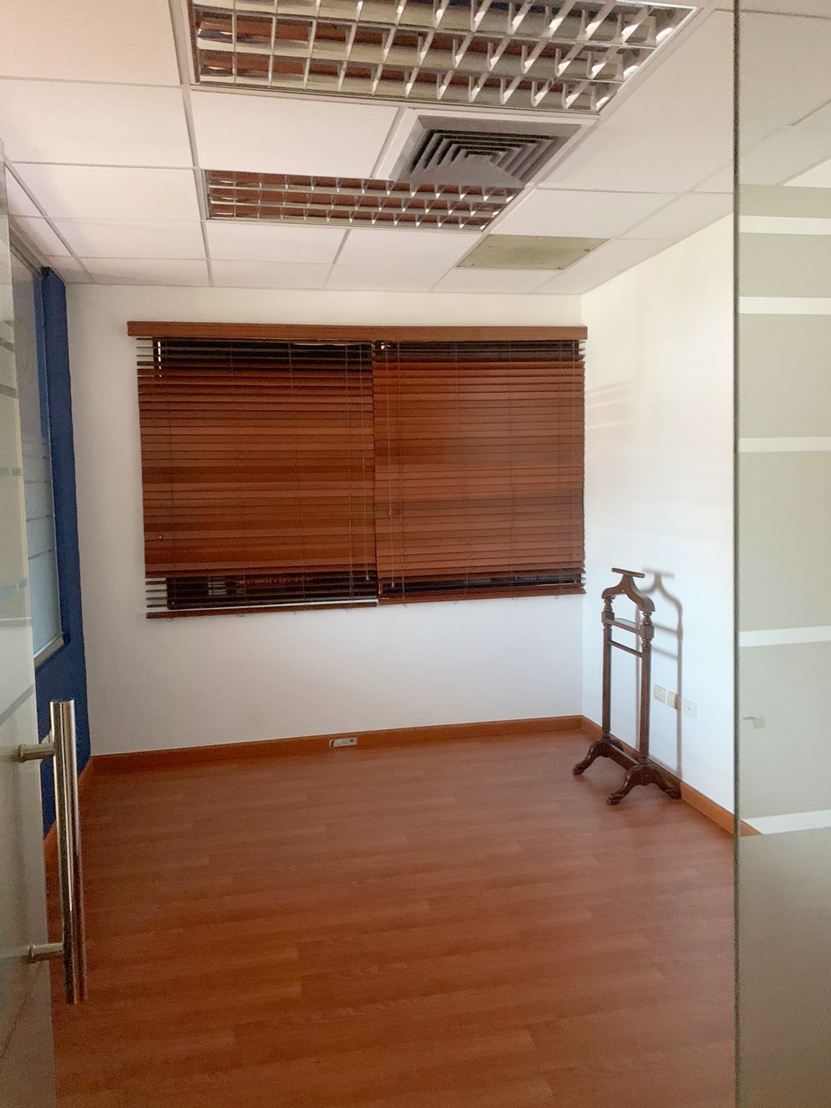 oficinas y locales comerciales - Local céntrico en Piantini 3