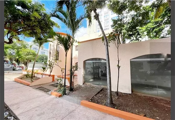 oficinas y locales comerciales - Esquinero céntrico en av comercial 6