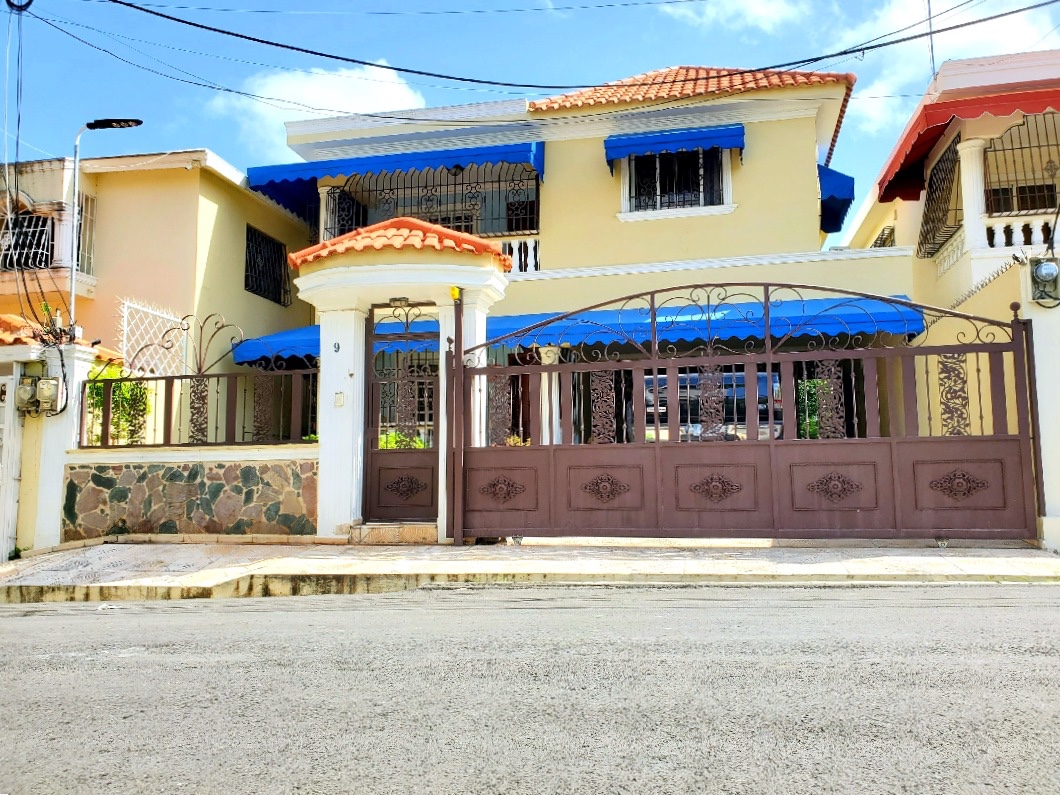 casas - Venta de casa en el mirador este de 450mts Santo Domingo 