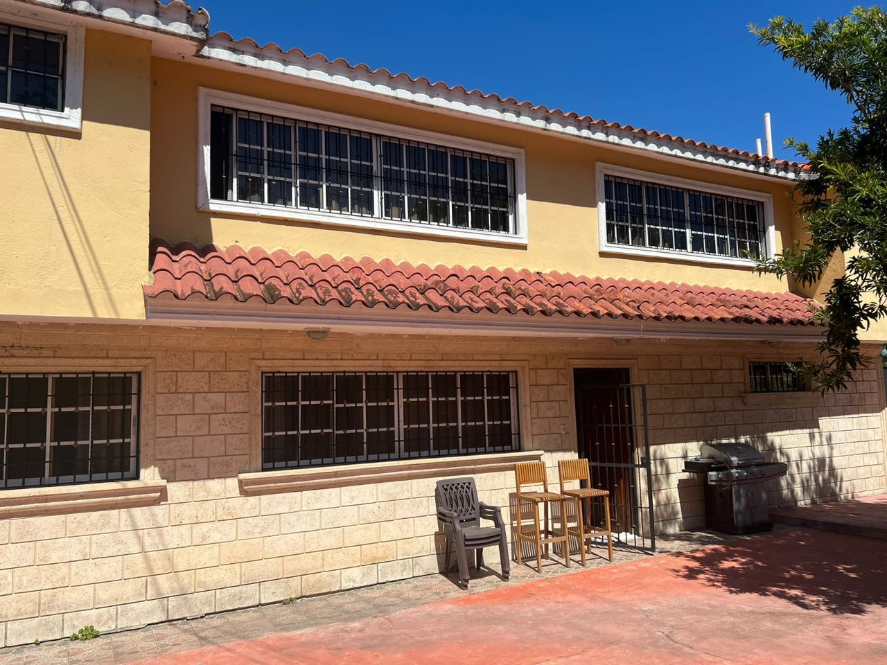 casas - Vendo/alquilo tremenda casa en ARROYO HONDO, DN.
432 mts2
5 habitaciones 
5.5 ba 2