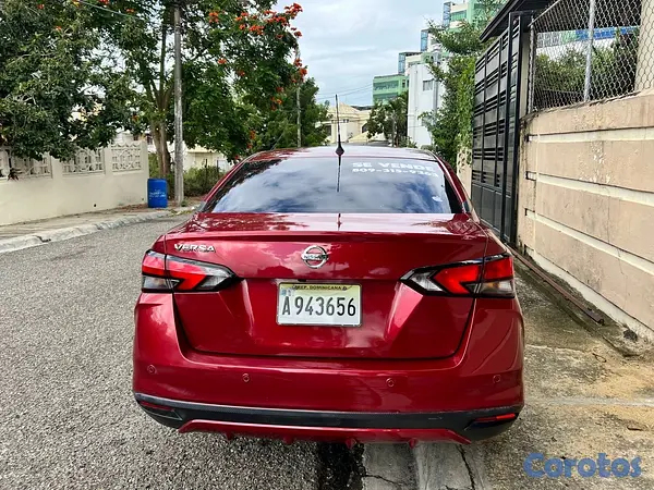 carros - Nissan versa rojo  6