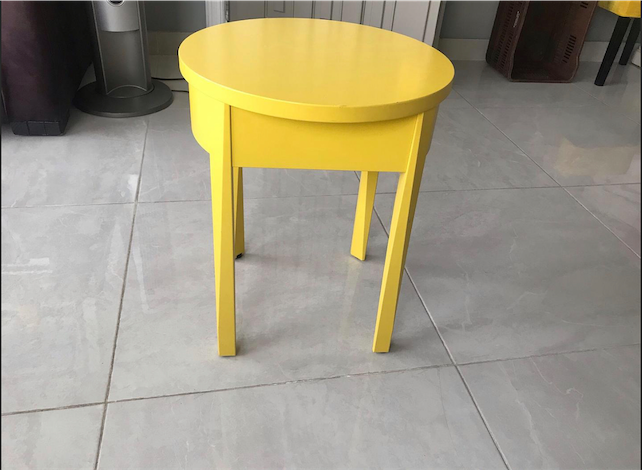 decoración y accesorios - Moderna, elegante y funcional mesa en madera color amarillo con un acabado