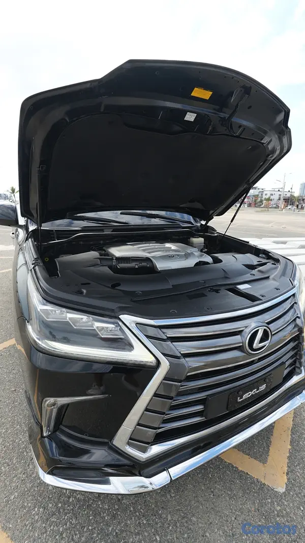 jeepetas y camionetas - Lexus LX 570 2016 135,000km en excelentes condicio 6