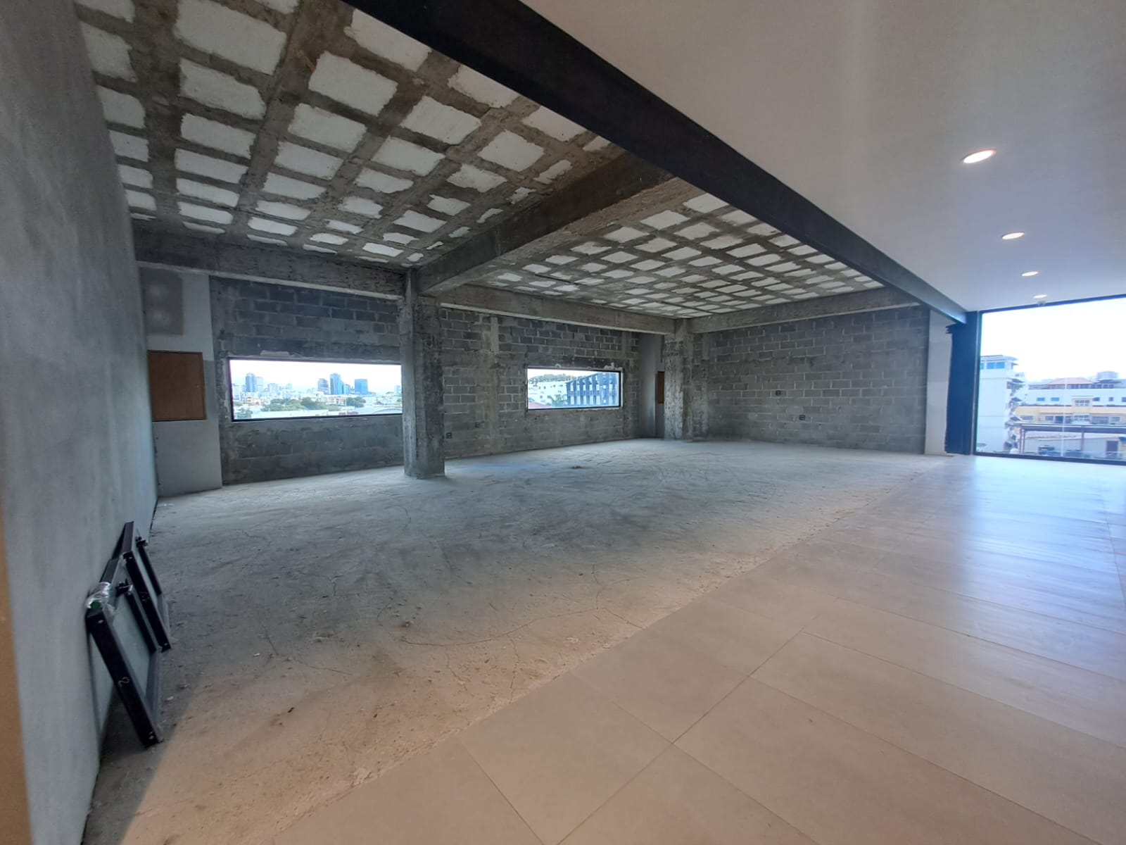 oficinas y locales comerciales - Alquilo Local  4to piso 50 mts en los prados  6