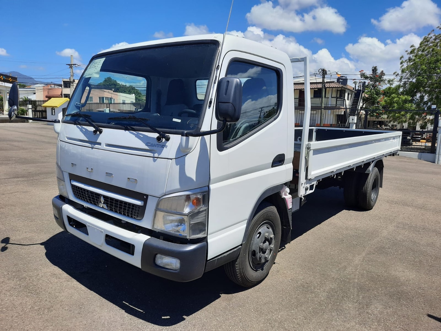 camiones y vehiculos pesados - MITSUBISHI CANTER FUSO 16 PIES CON CAMA AÑO 2023.