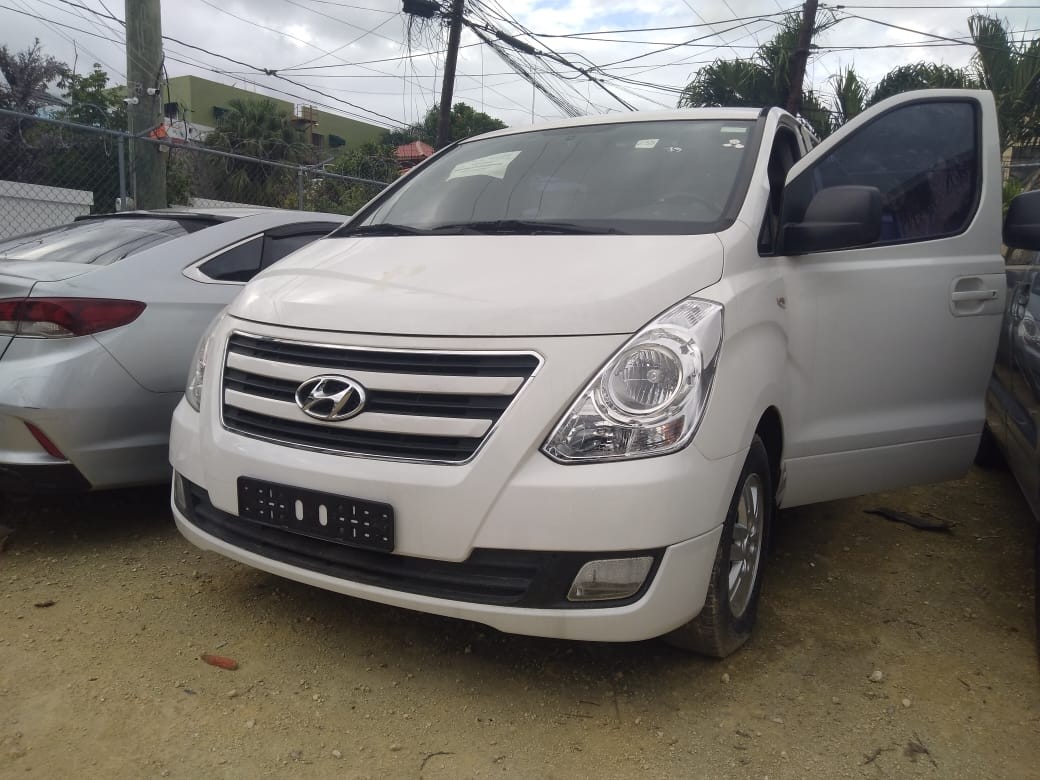 jeepetas y camionetas - HYUNDAI GRAND STAREX 2017 BLANCADESDE: RD$1,150.100