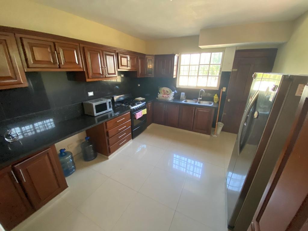 casas - Vendo/alquilo tremenda casa en ARROYO HONDO, DN.
432 mts2
5 habitaciones 
5.5 ba 3