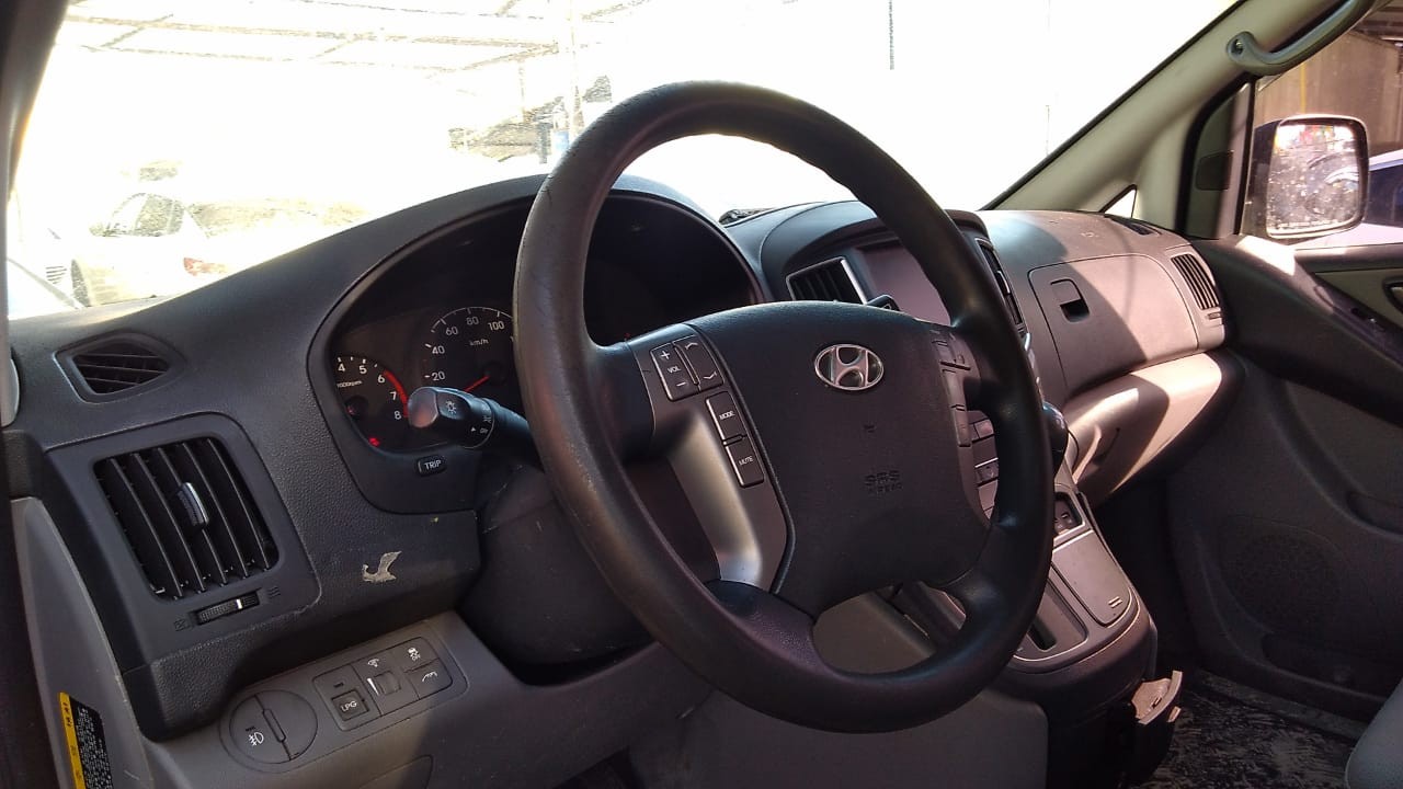 jeepetas y camionetas - HYUNDAI GRAND STAREX 2017 NEGRA 2