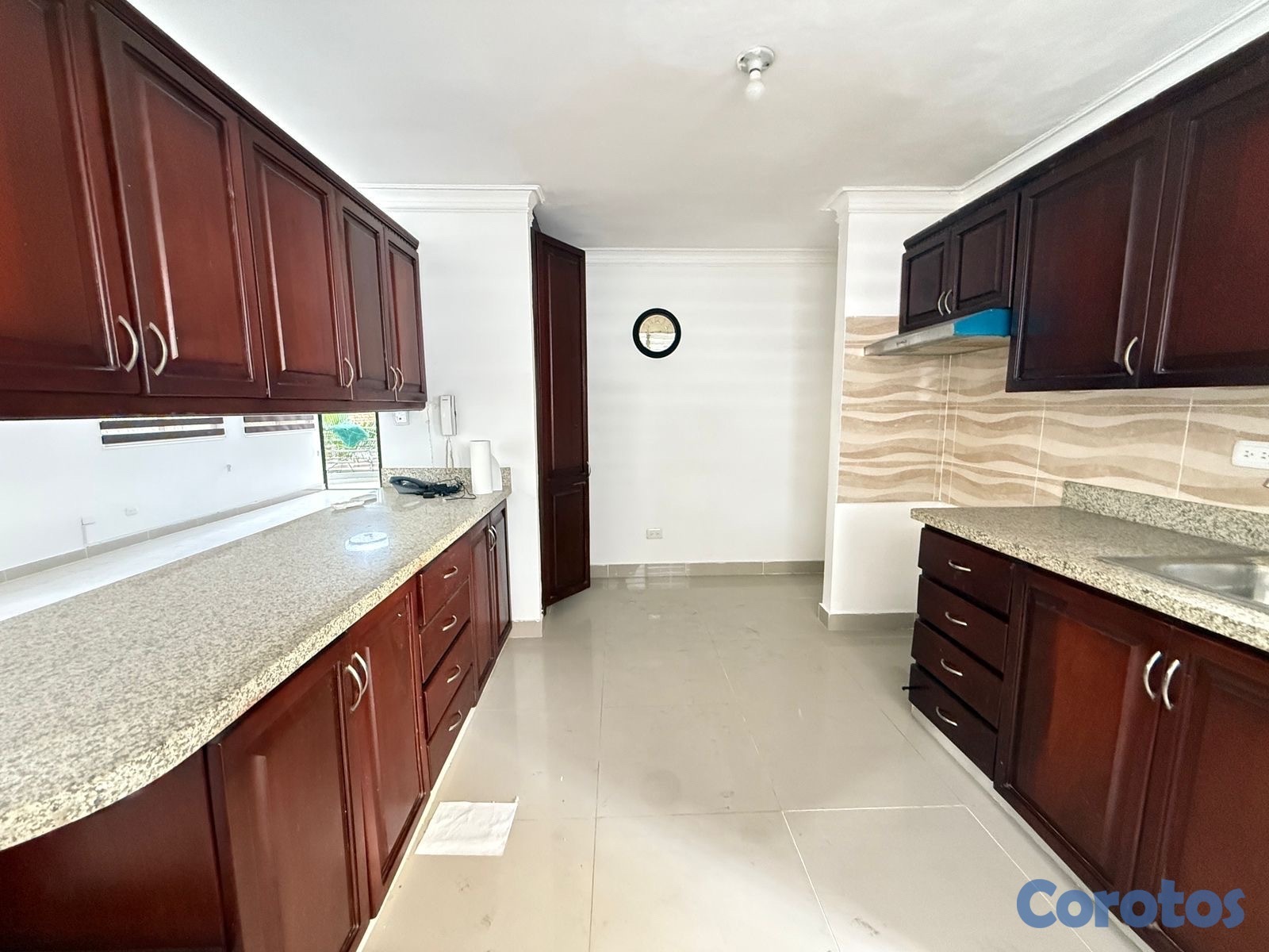 apartamentos - vendo Evaristo Morales tres habitaciones 2.5 baños dos parqueos balcón piso 2  4