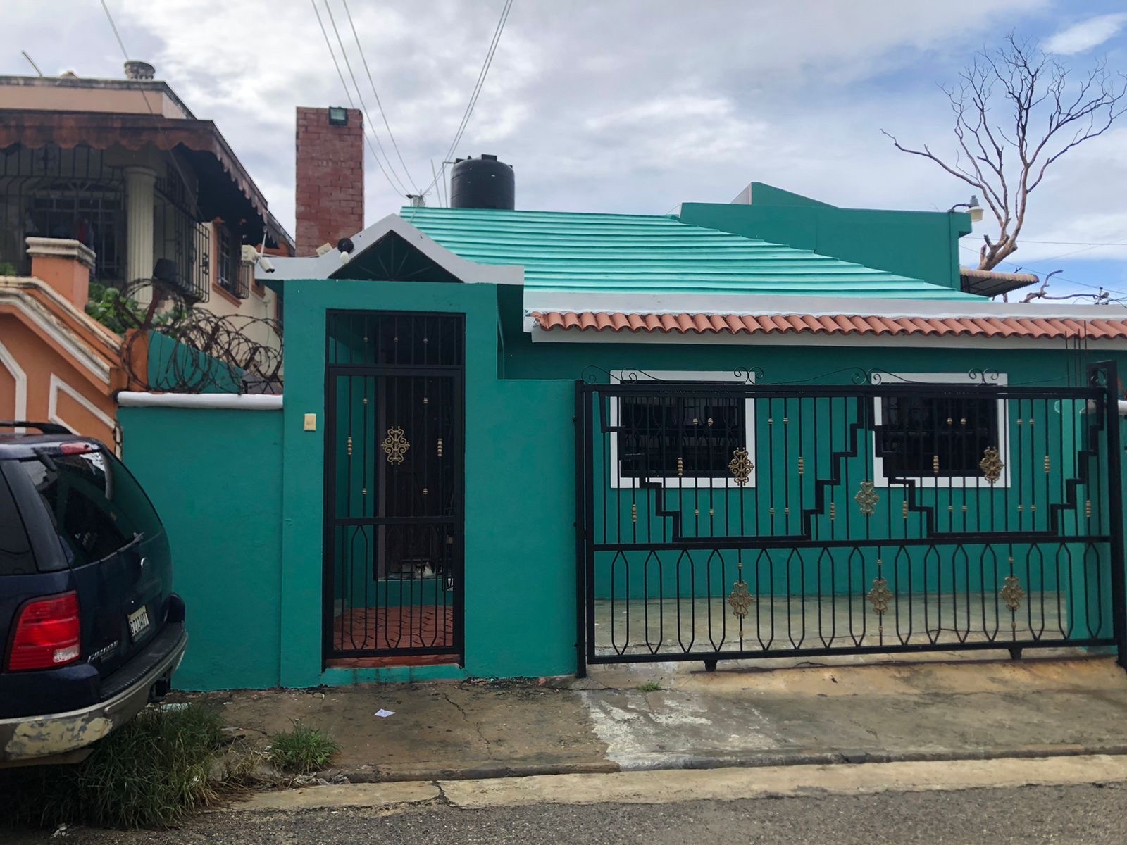 casas - venta de casa de 6 habitaciones en urbanización lucerna Santo Domingo este  5