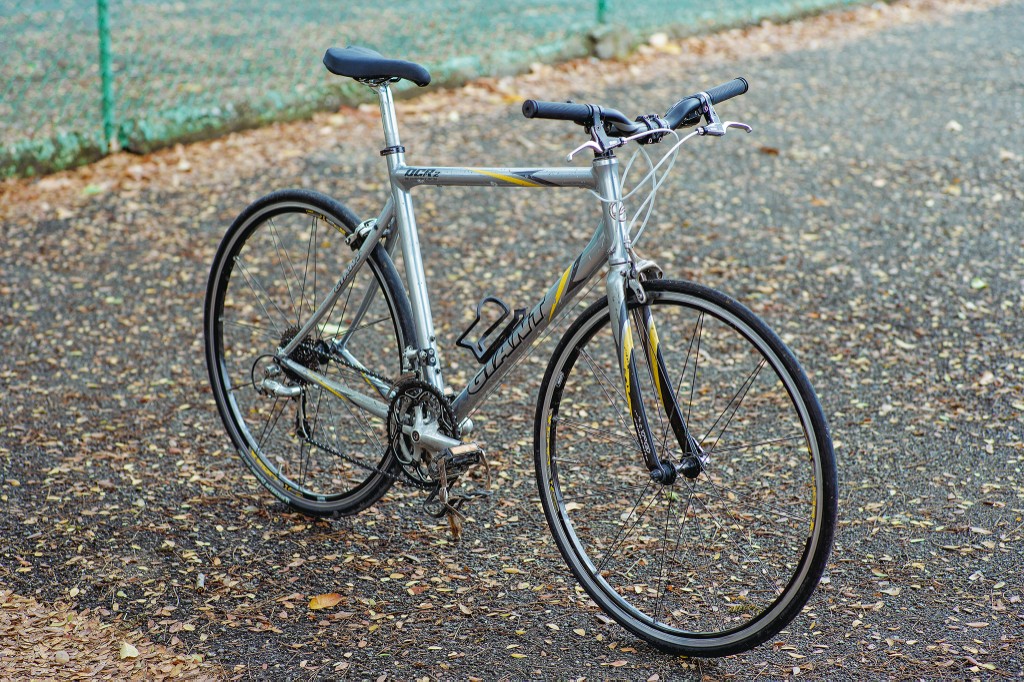 bicicletas y accesorios - Giant OCR2 size M-L 54-56
Cuadro de Aluminio y tenedor de Carbono 
Pesa 18lbs