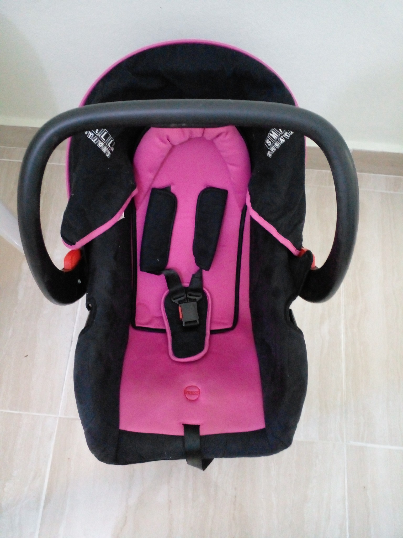 coches y sillas - Asiento de seguridad para niños de autos. Nunca se usó y esta como nuevo.