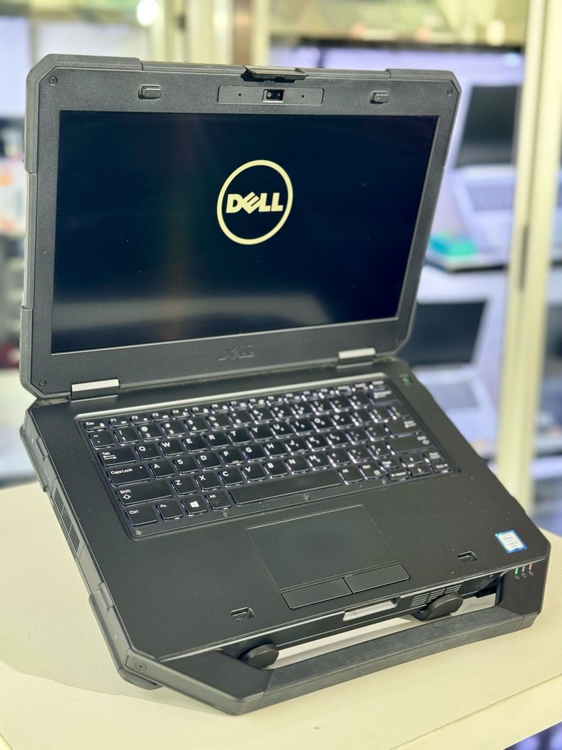 computadoras y laptops - laptop anti golpe i7 240ssd expandible y 8gb Ram  1