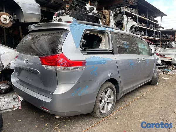 accesorios para vehiculos - Vendo Compuerta trasera Para Toyota sienna 2013 2