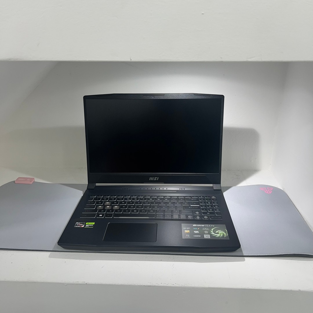 computadoras y laptops - Laptop Gaming MSI Bravo 15 C7VF/16GB DDR5 1TB SSD/ 15.6″ FHD(1920×1080)/IPS-Leve 2