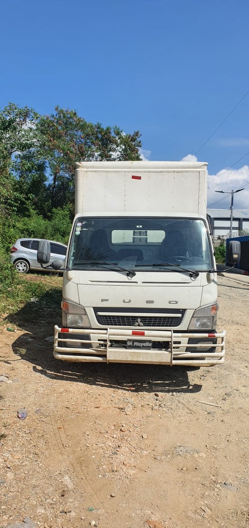 camiones y vehiculos pesados - Camión Mitsubishi Fuso 2023 Blanco de 16pies con Furgón de 18pies 4