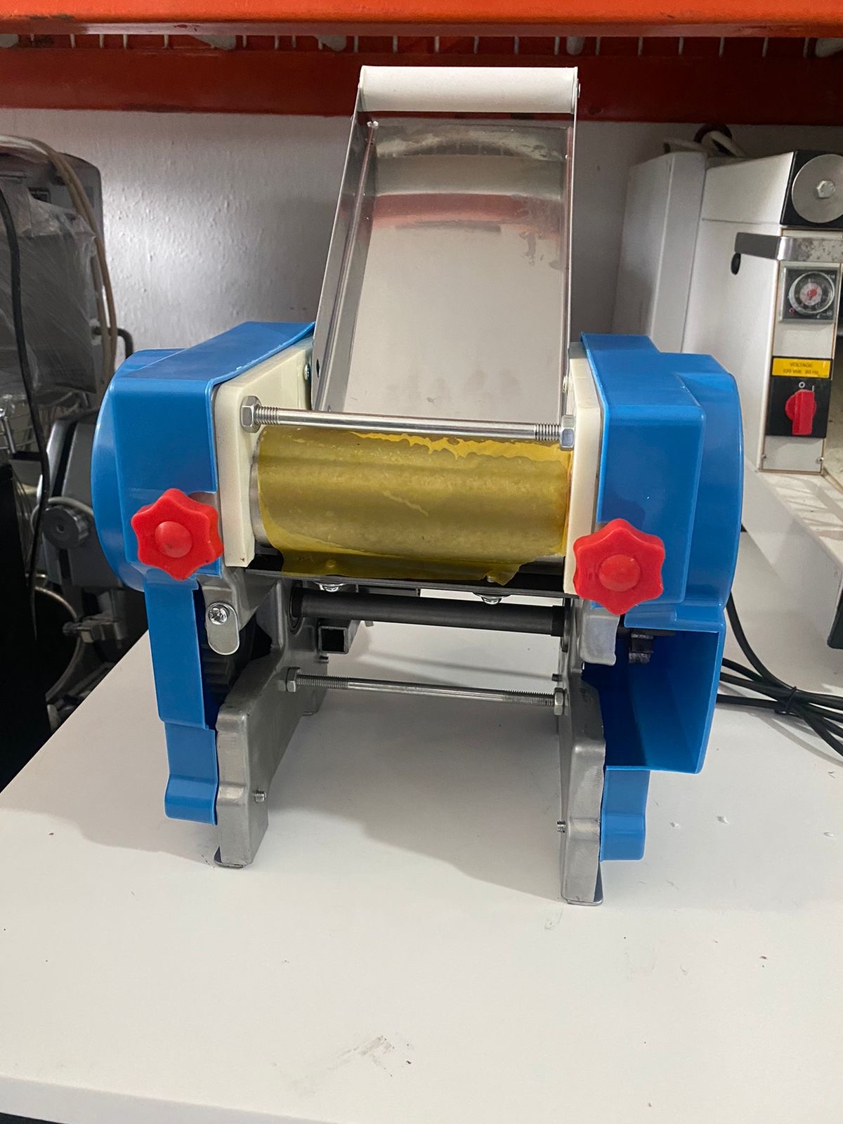 equipos profesionales - Laminadora industrial para Empanadas  1