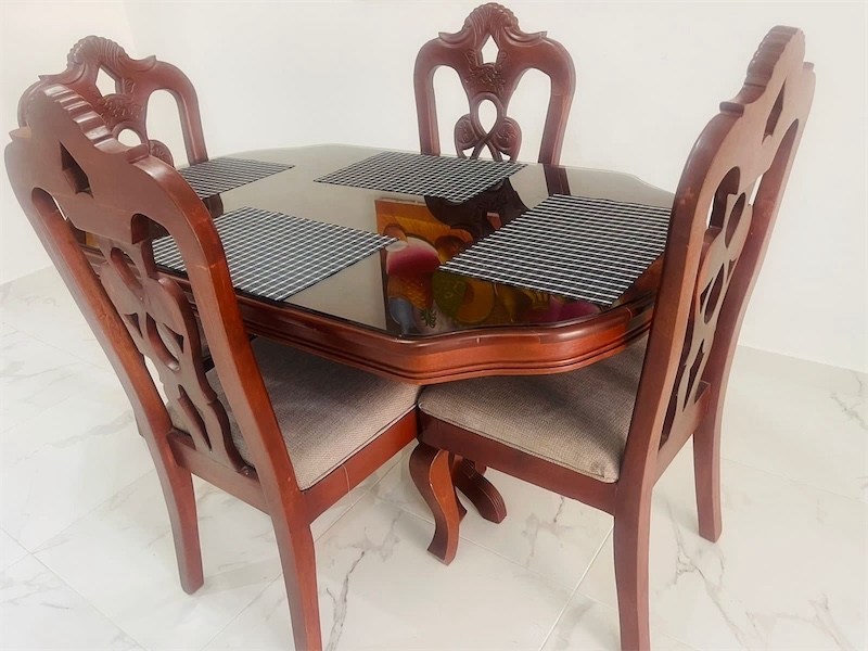 muebles y colchones - Juego de comedor en caoba. 4 sillas y un top en cristal.