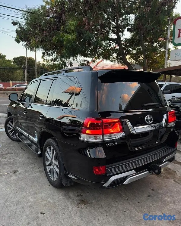 jeepetas y camionetas - TOYOTA LAND CRUISER VXR 2017 4