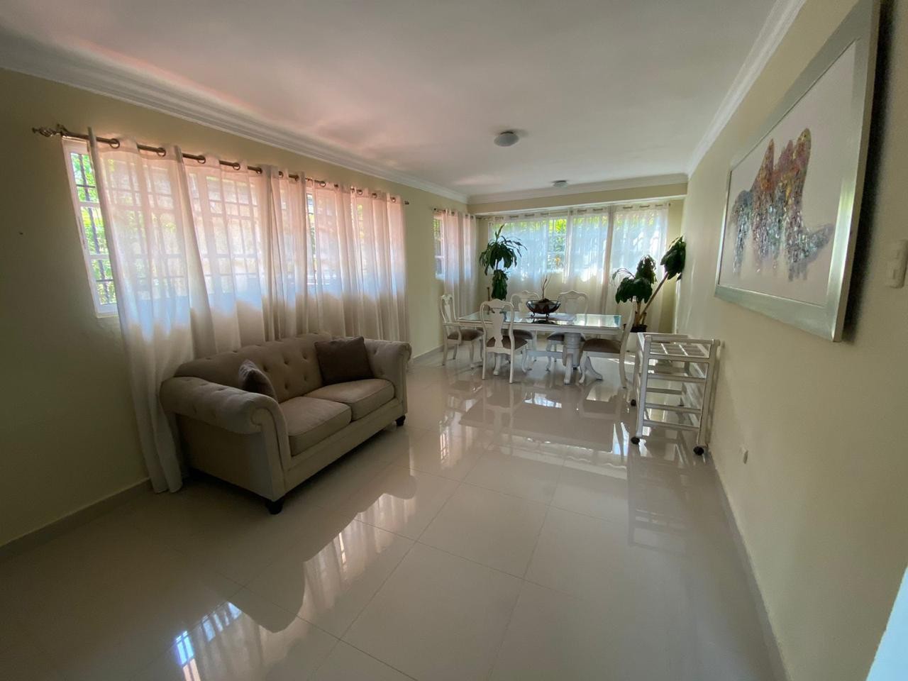 casas - Vendo/alquilo tremenda casa en ARROYO HONDO, DN.
432 mts2
5 habitaciones 
5.5 ba 5