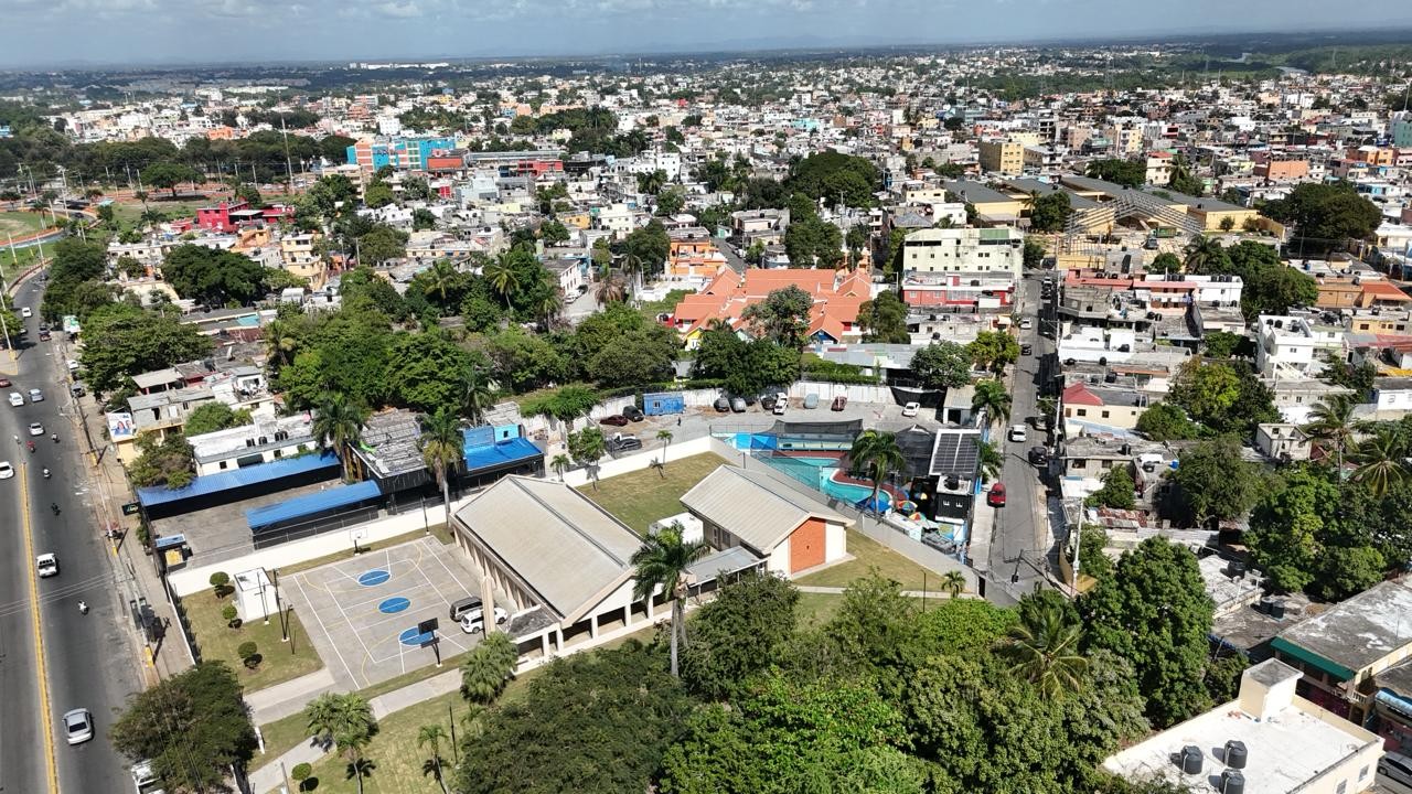 oficinas y locales comerciales - Gran Local en la Av. Venezuela  5