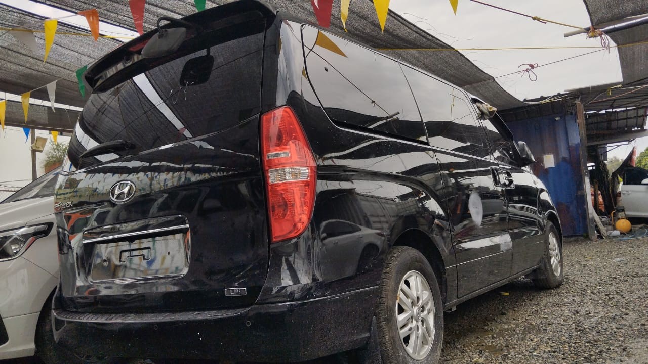 jeepetas y camionetas - HYUNDAI GRAND STAREX 2017 NEGRA 4