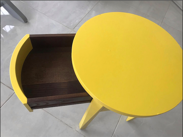 decoración y accesorios - Moderna, elegante y funcional mesa en madera color amarillo con un acabado 3