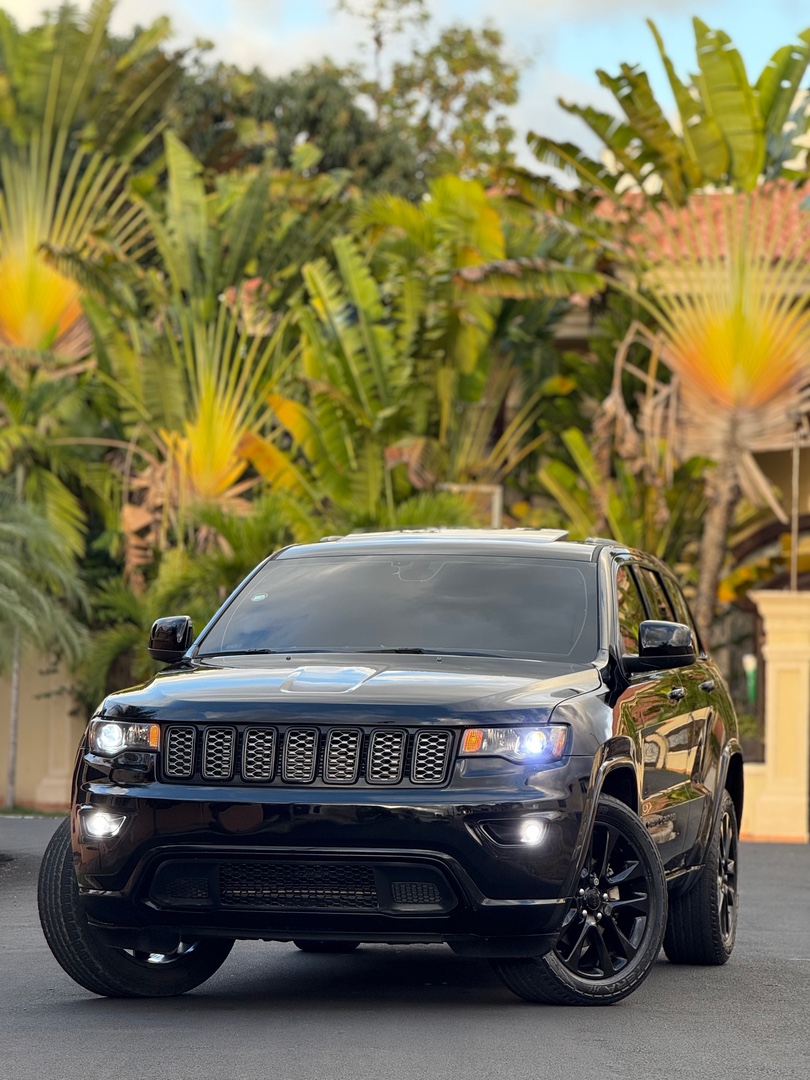 jeepetas y camionetas - Jeep Grand Cherokee Altitude 4x4 2017 $995,000