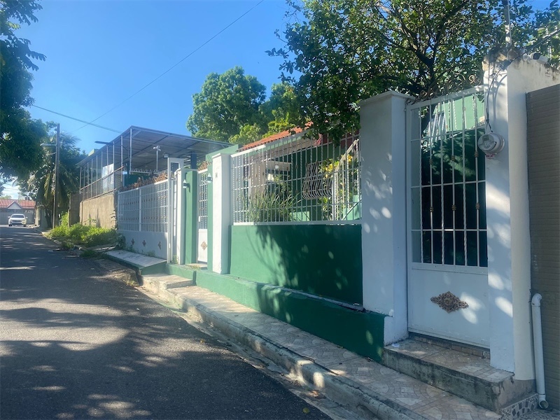 casas - Venta de casa en la Charles de Gaulle Santo Domingo este  1