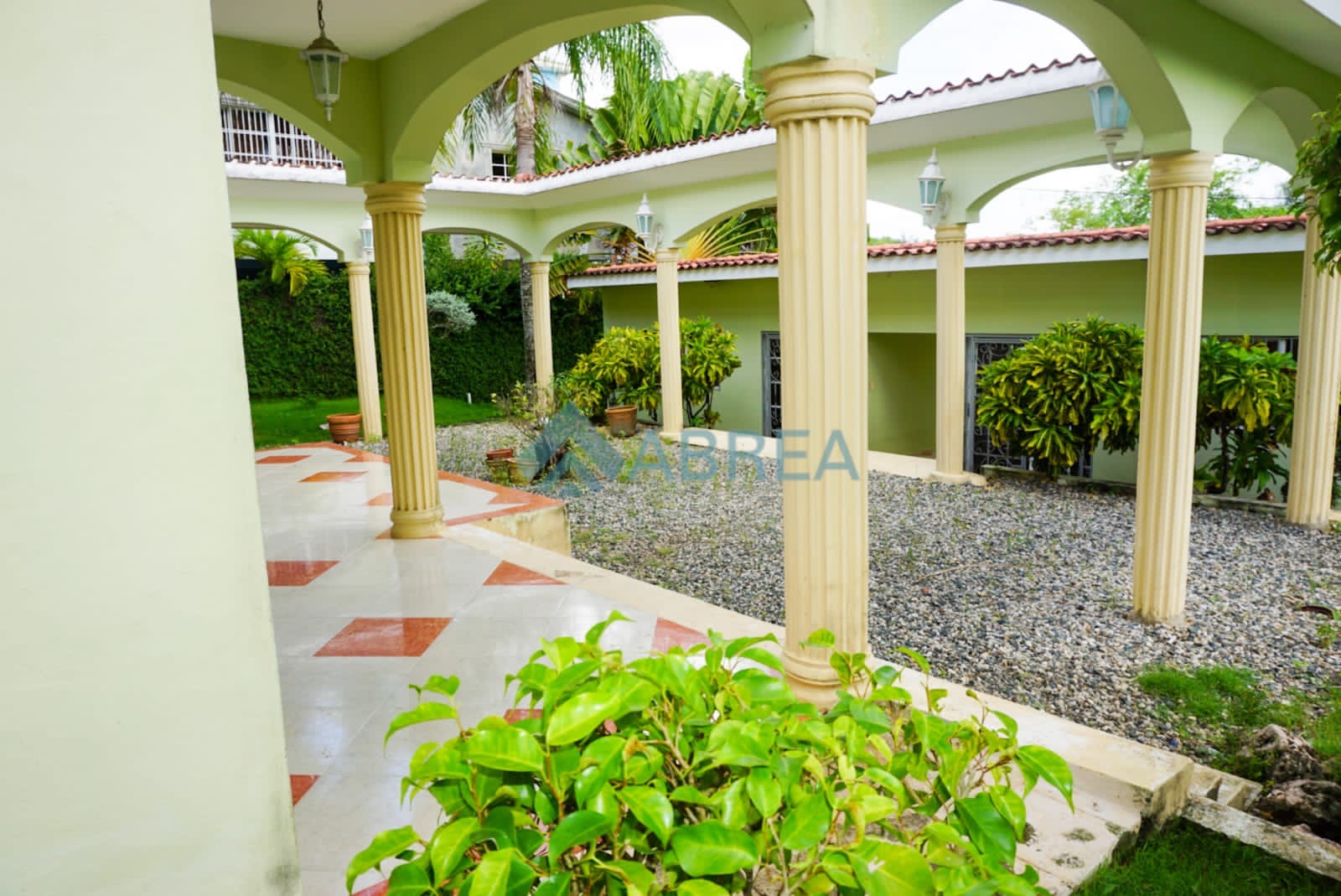 casas - Vendo casa en arroyo hondo ll 
800. Mts. De solar 
500. M
4 habitación 
4 baños 