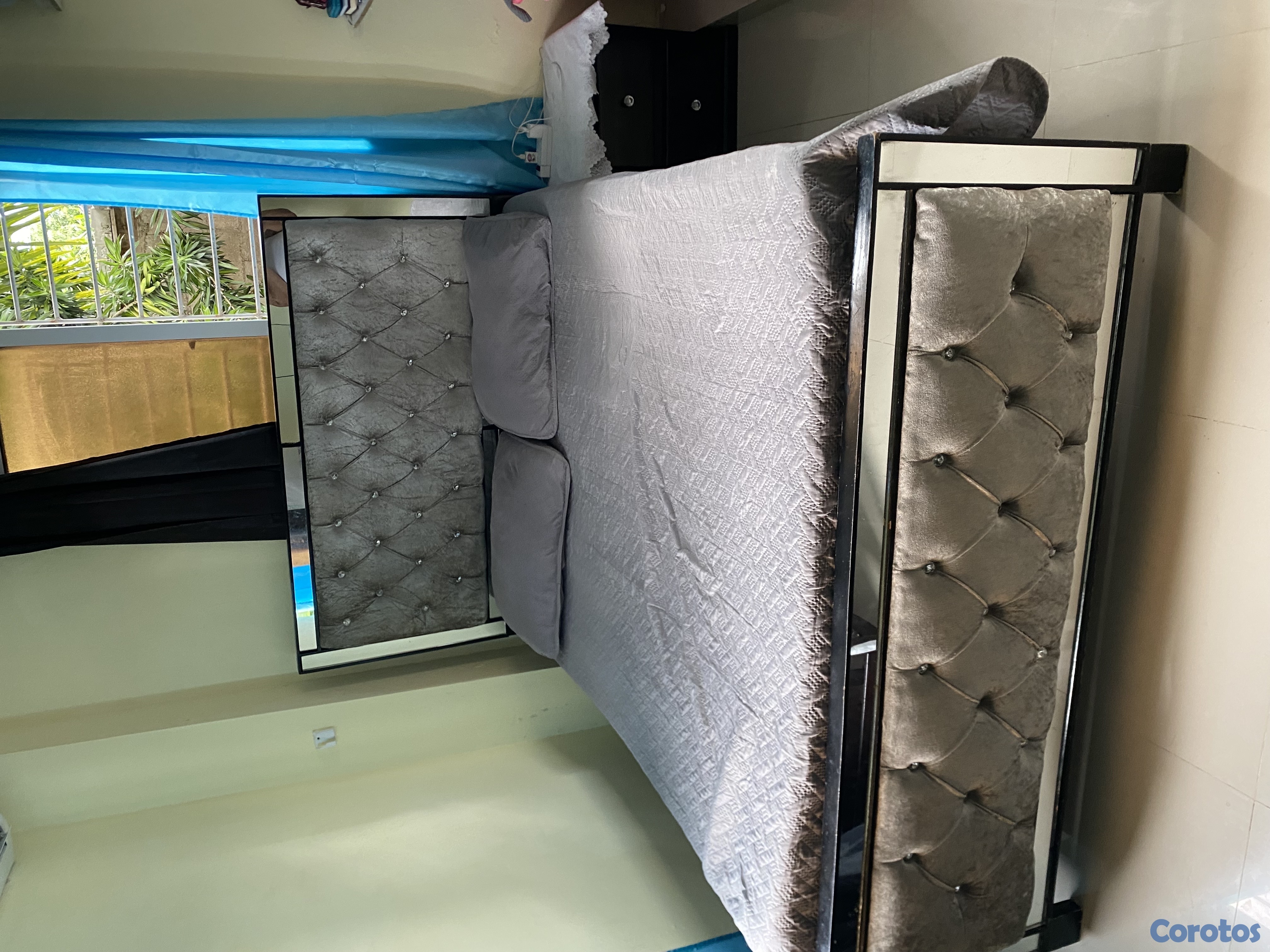 muebles y colchones -  vendo cama con una mesita de noche y un gavetero de caoba 1