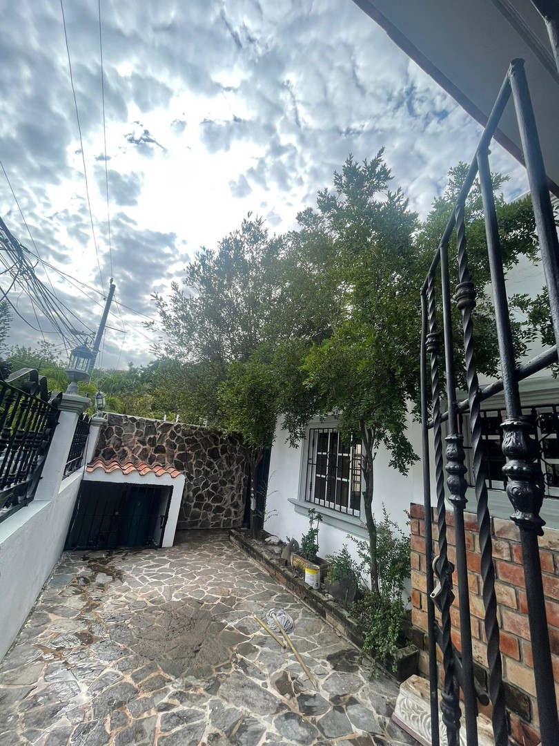 casas - Vendo casa en Carmen María RD$9,400,000. 
 5