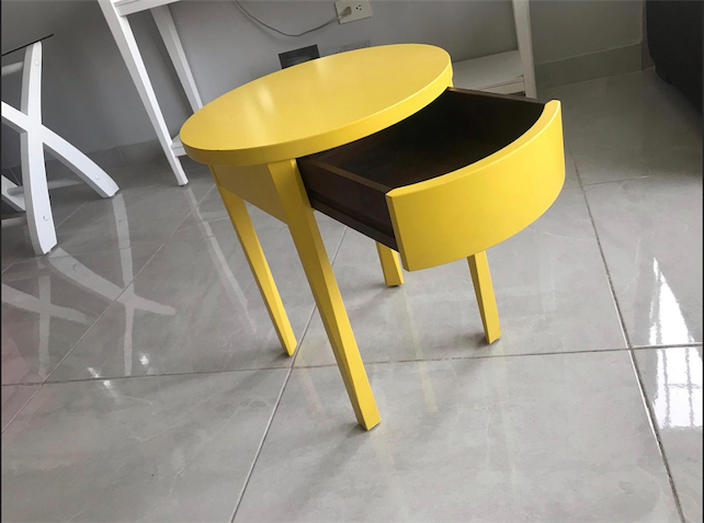 decoración y accesorios - Moderna, elegante y funcional mesa en madera color amarillo con un acabado 4
