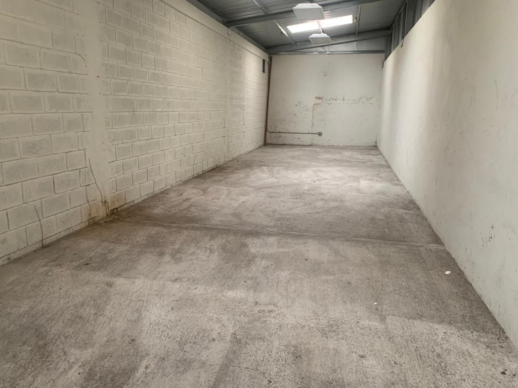 oficinas y locales comerciales - Edificio en alquiler, con espacio de almacenamiento, 6 baños y 10 parqueos 3