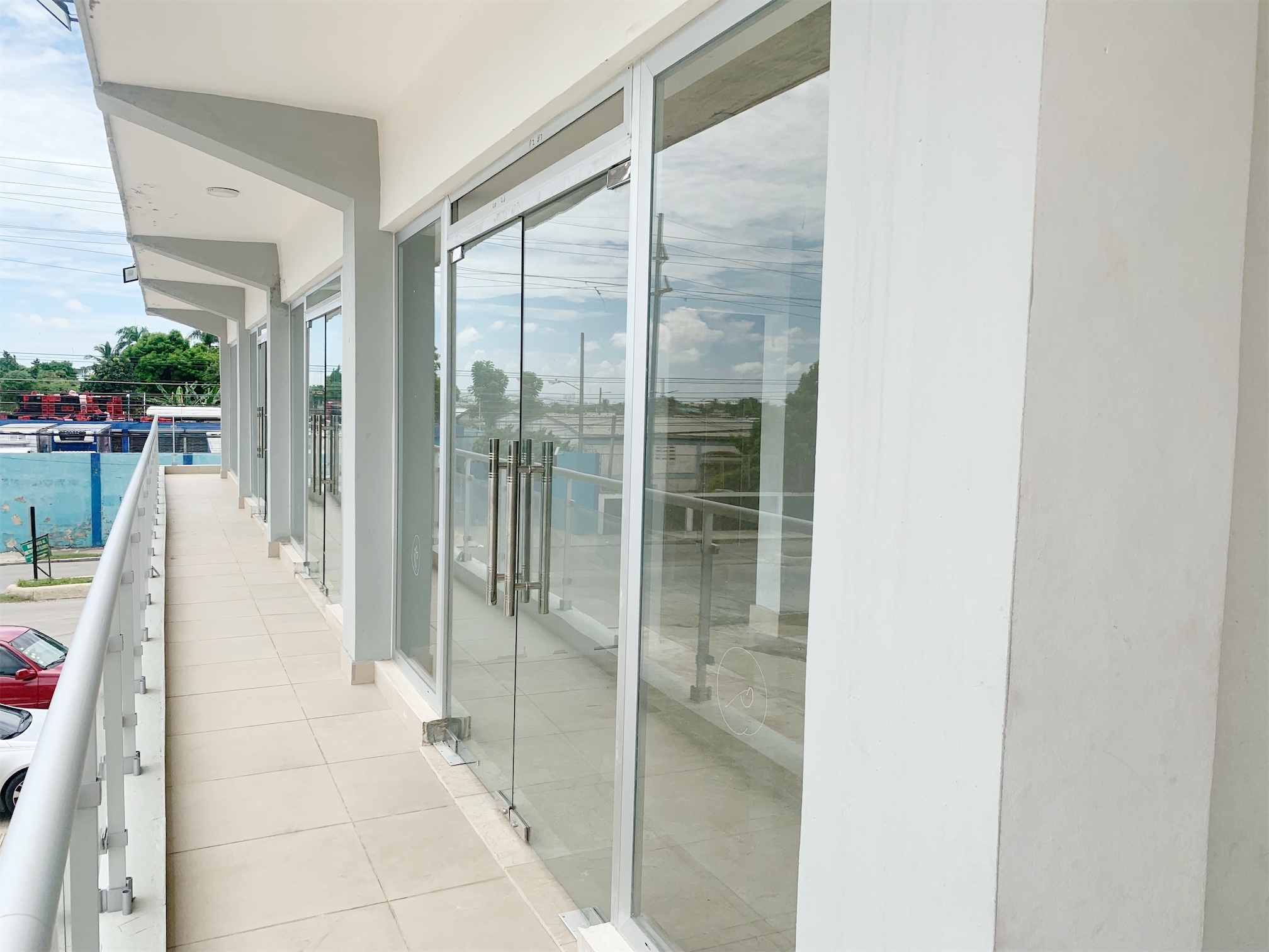 oficinas y locales comerciales - Local amplio en av comercial 4