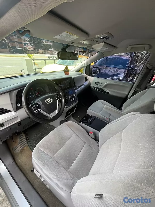 jeepetas y camionetas - Toyota Sienna LE AWD 2017
 4