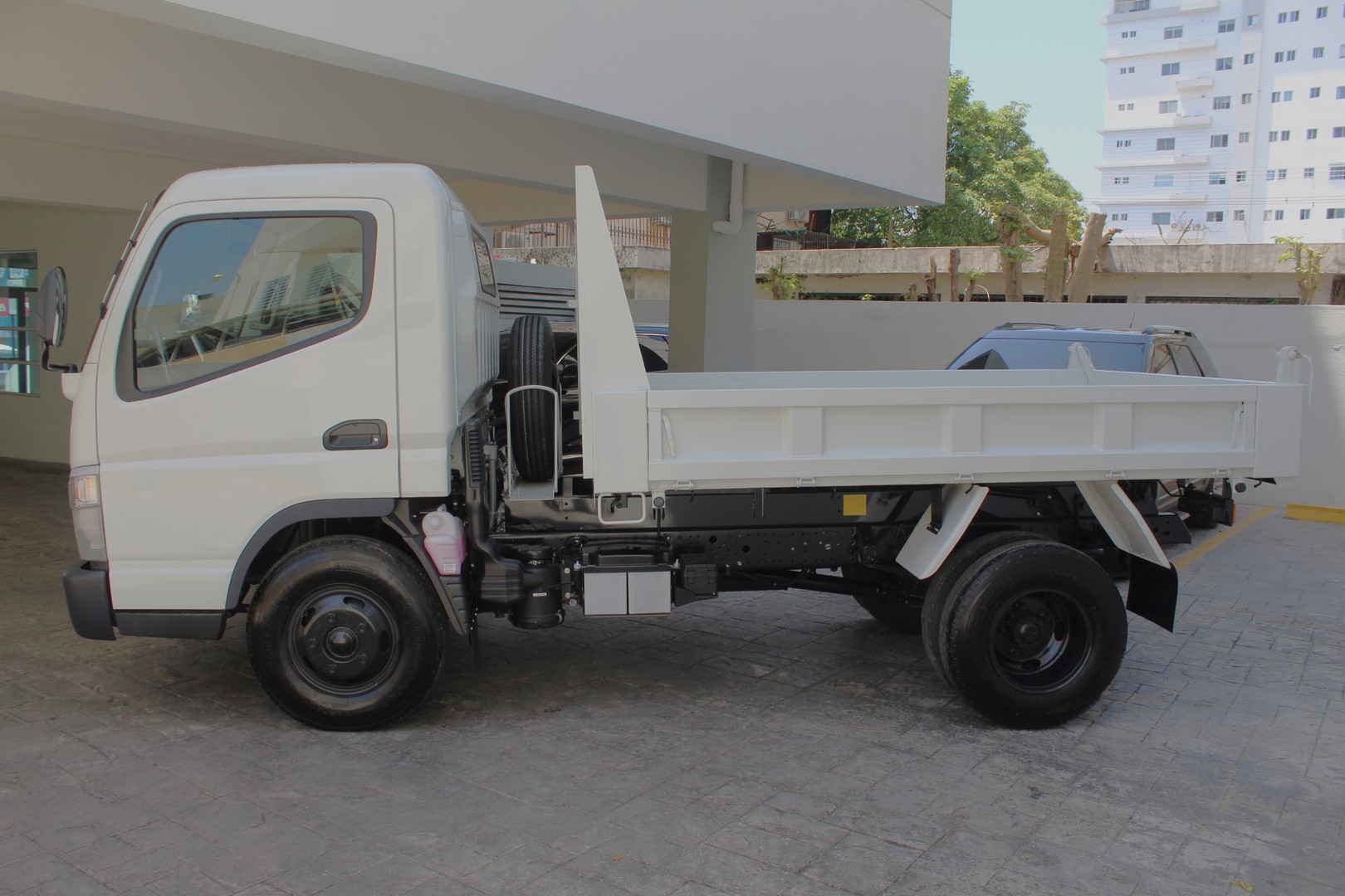 camiones y vehiculos pesados - Mitsubishi Canter Volteo 2024  5