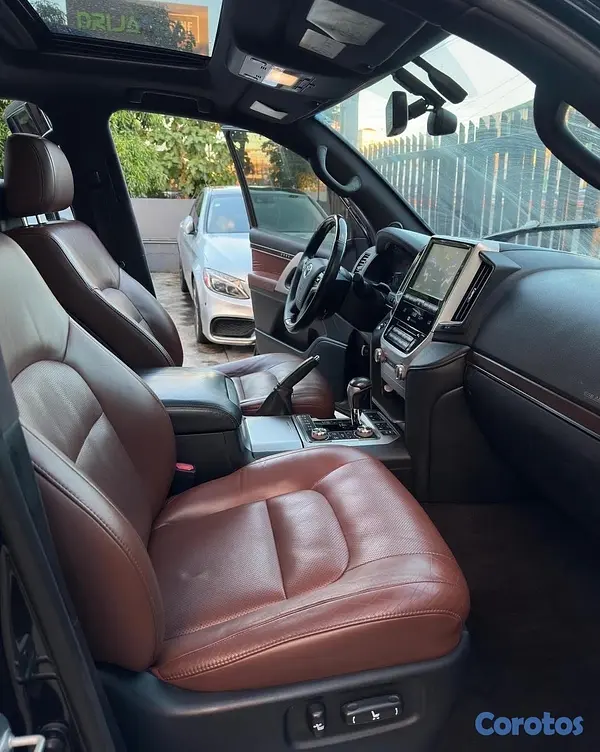 jeepetas y camionetas - TOYOTA LAND CRUISER VXR 2017 8